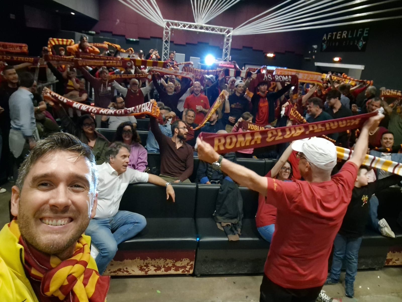 I romanisti del club all'Afterlife di Perugia per la finale di Conference League