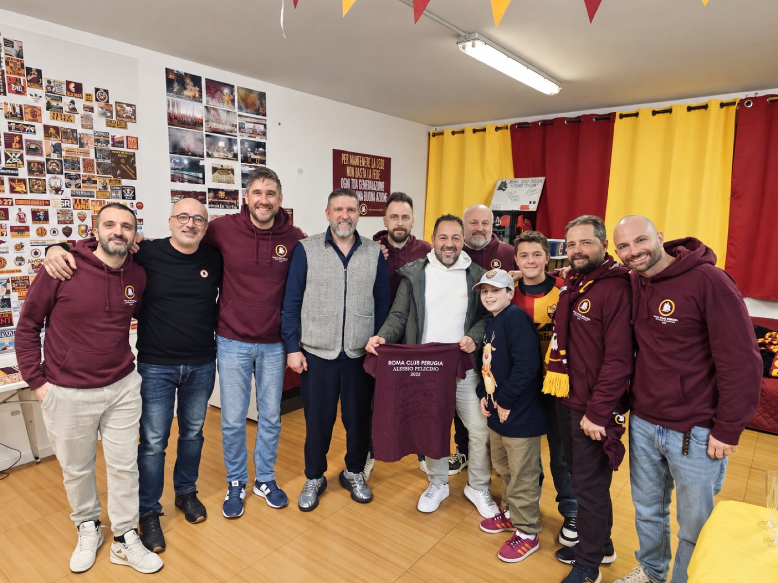 Vincent Candela nella sede del Roma Club Perugia con una parte del direttivo