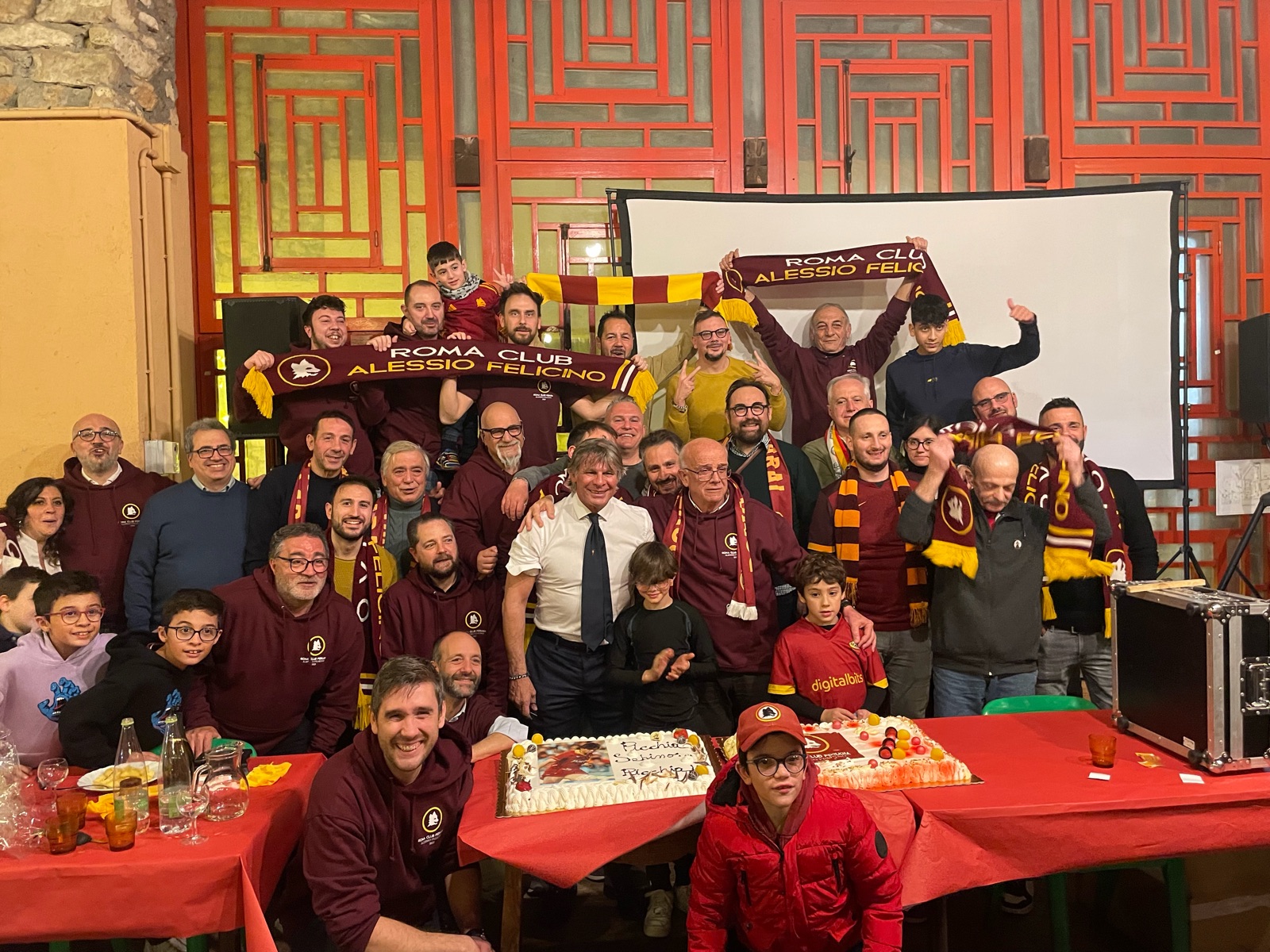 I soci del Roma Club Perugia Alessio Felicino con Sebino Nela alla cena di Natale 2023